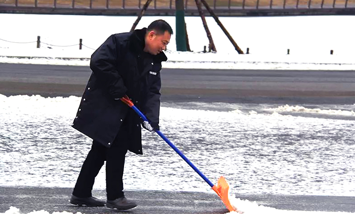 龙生工作人员除雪